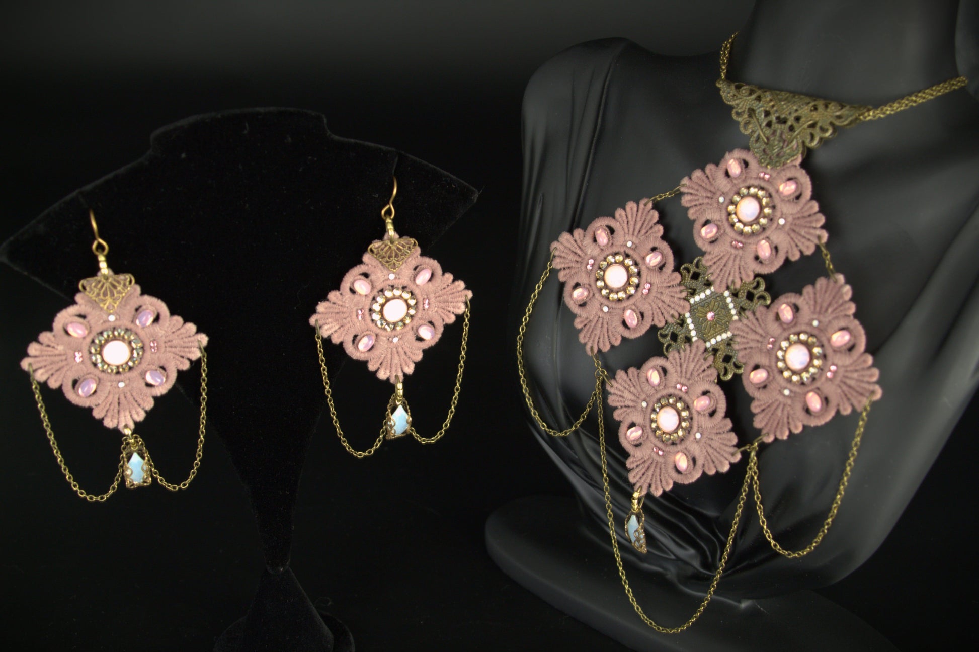 Necklace and earrings made of beige lace and pink cabochons with brass chain