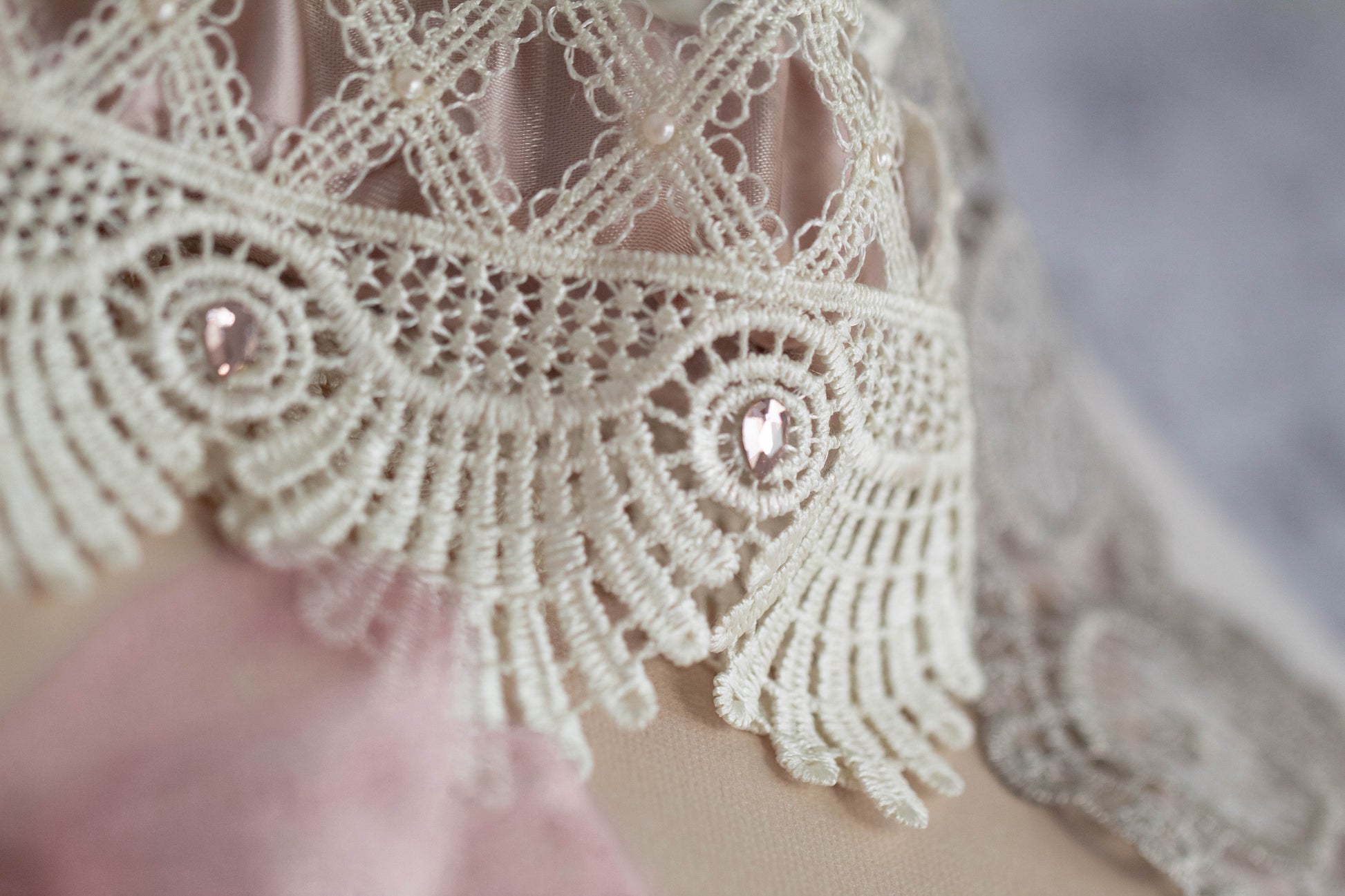 Beige and ivory garter with pink crystals 