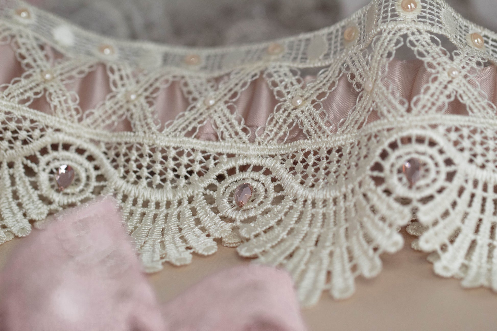 Beige and ivory garter with pink crystals 
