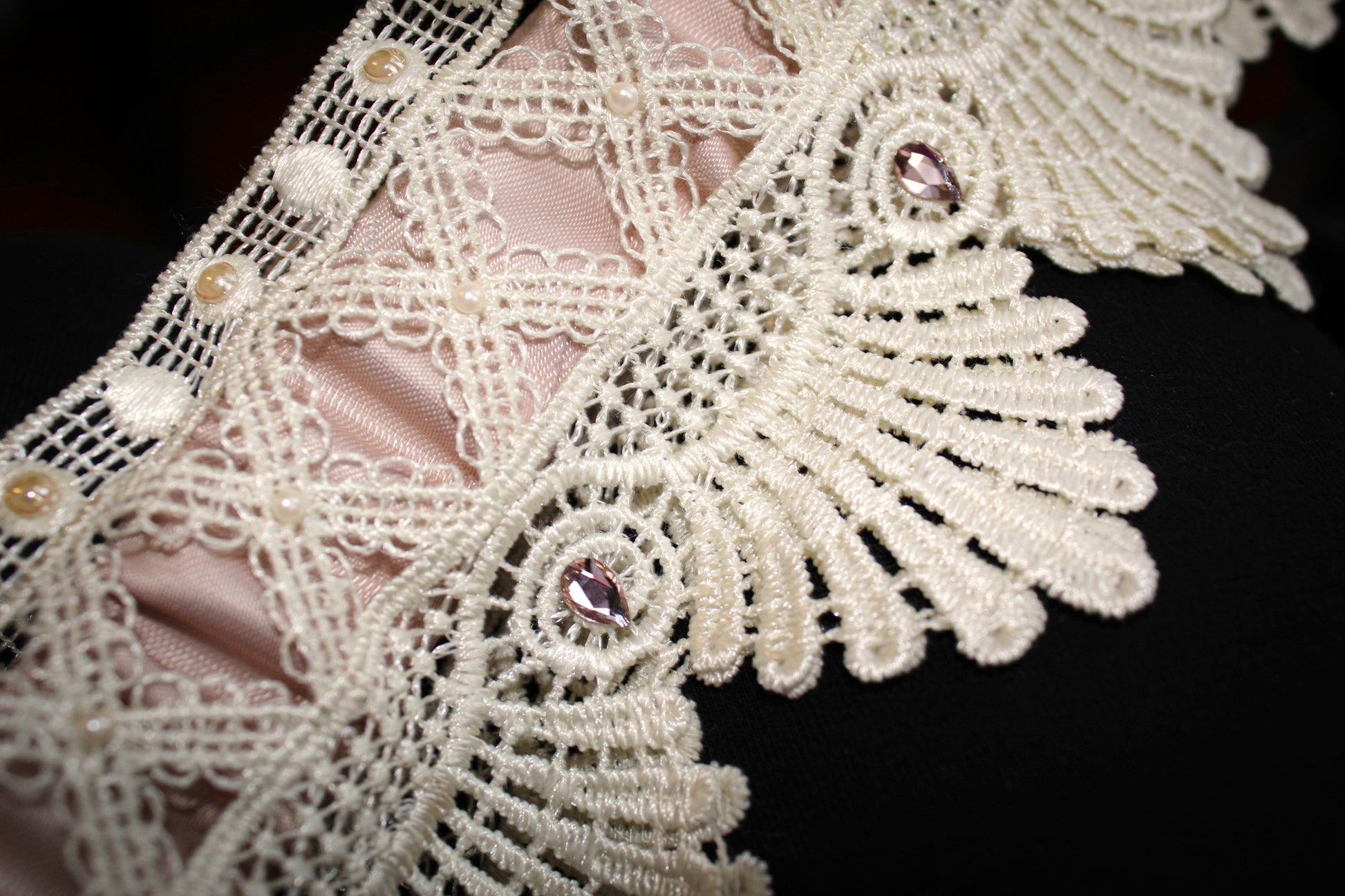 Beige and ivory garter with pink crystals 