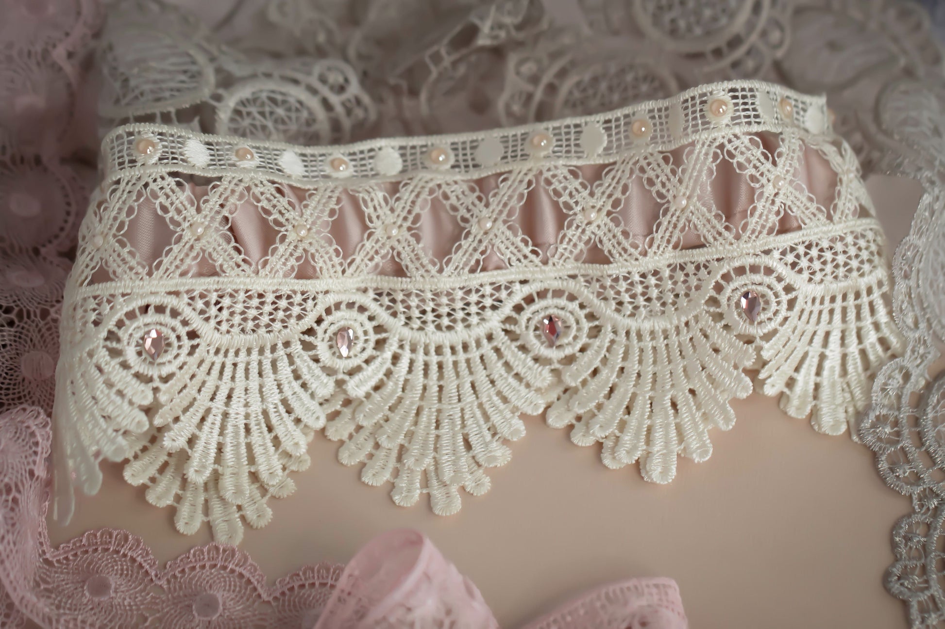 Beige and ivory garter with pink crystals 